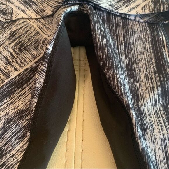 Lululemon Hot To Street Crop Size: 4 - Picture 10 of 12